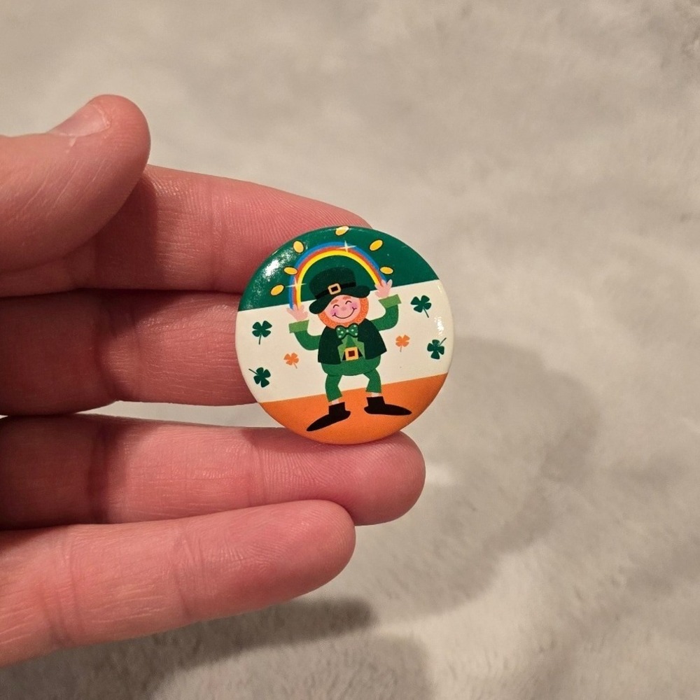 Vintage St Patricks Day Leprechaun Irish Flag Rainbow Shamrock Pin Button Badge